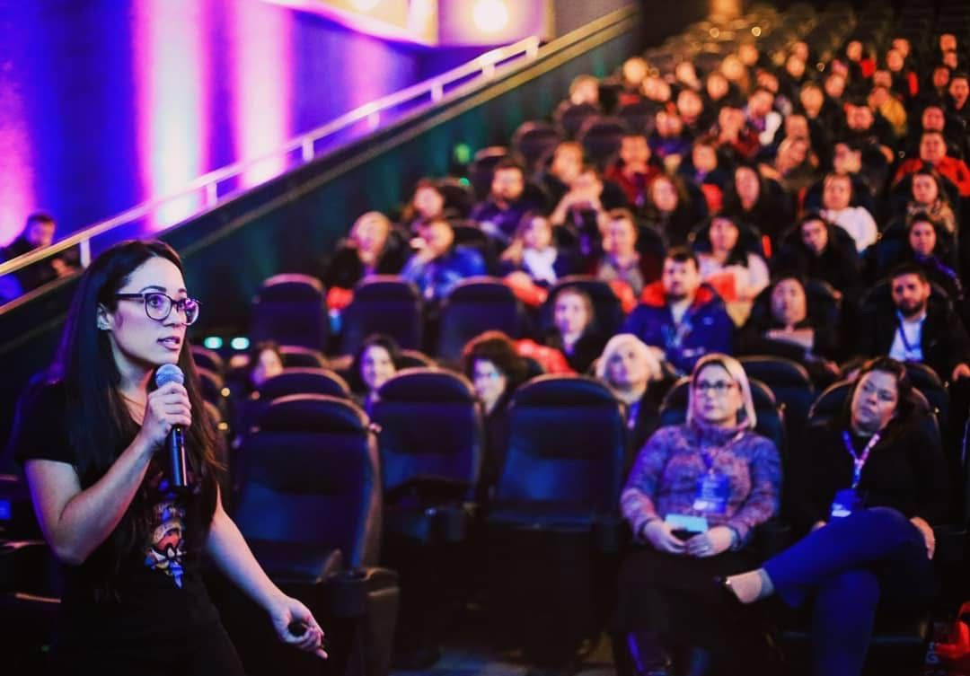 Luciane Otto · palestra · auditório lotado